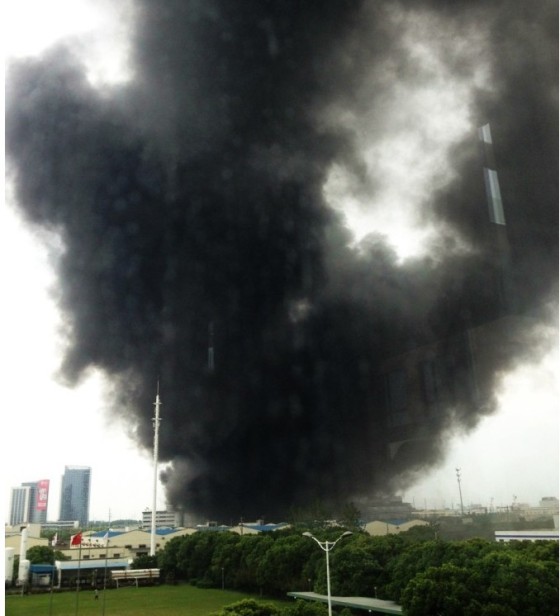 海力士江苏无锡工厂发生大火浓烟数公里外可见