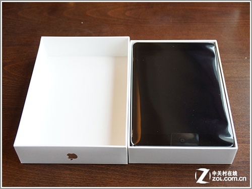 但配件的尺寸保持不变,所以相比ipad air来说,ipad mini 2的包装盒