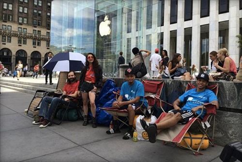 穷人为买“苹果”设备：裸照换钱卖肾搬砖