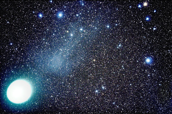 科技时代_观测显示爆亮百万倍17P彗星长出尾巴(图)