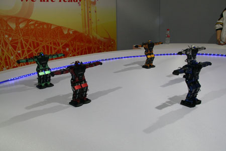科技时代_图文：机器人集体表演舞蹈