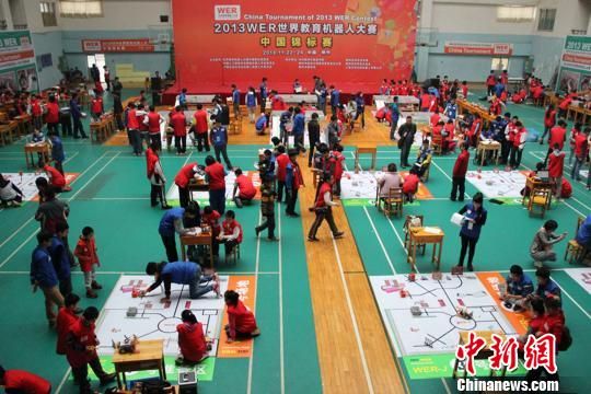 11月24日，2013年WER世界教育机器人大赛中国锦标赛在柳州市的比赛现场。　朱柳融　摄