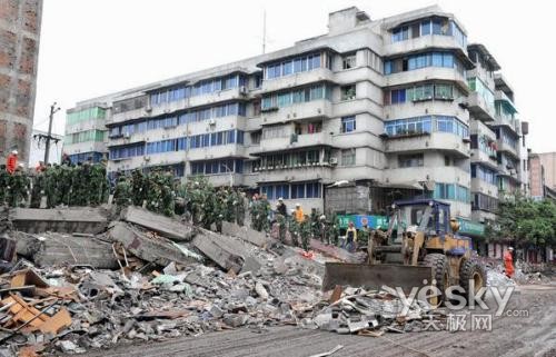 5.12四川汶川大地震---心手相连的人们