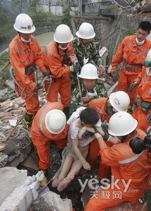 5.12四川汶川大地震---心手相连的人们
