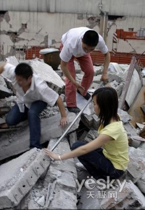 5.12四川汶川大地震---心手相连的人们