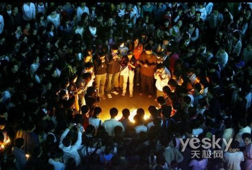 5.12四川汶川大地震---心手相连的人们