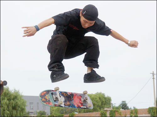 高端入门单反相机 索尼α500售价4850元