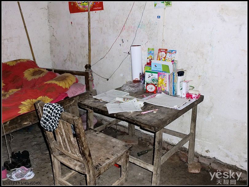 天极网爱心志愿者卡片机记录贫困学生生活