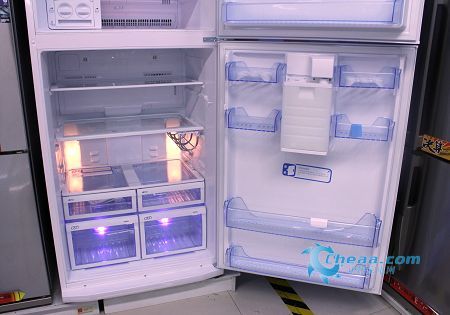 特別的飲水機設計BEKO兩門冰箱熱銷中