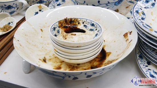 油腻不堪的碗碟上面沾满的酱油的污渍,而且酱油污渍已经干透,非常难