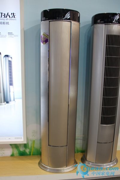 朋友聚会喝酒评球 强劲的客厅空调少不了_家电