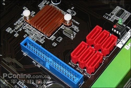 供电部分,这款M3A78主板采用了4+1相供电设计,全封闭式电感搭配全固态富士通电容。采用了全新的2+2 Mosfet设计,每相供电提供多达4个Mosfet, 这种设计能承受更高的电流,大幅提升供电模块的稳定性,同时降低发热量。能够对140W处理器提供很好支持,确保大功率处理器的稳定运行。 华硕 M3A78