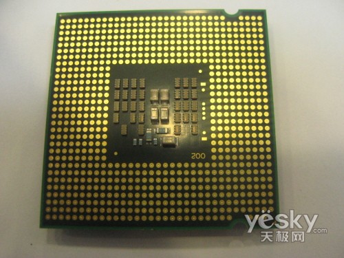 Intel酷睿2四核Q8200处理器 910元点名率高