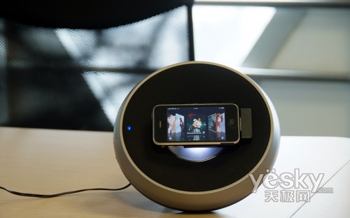 震撼摇滚飞利浦滚动式iPhone音箱底座评测