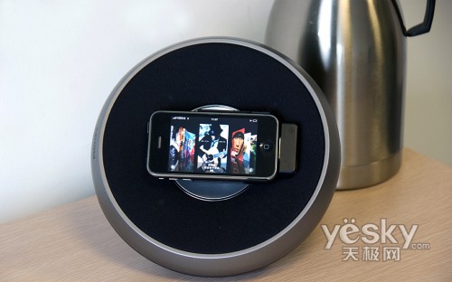 震撼摇滚飞利浦滚动式iPhone音箱底座评测