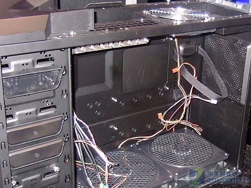 垂直风道 乌鸦2机箱1288元降临中关村