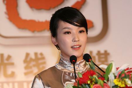 图文:主持人介绍嘉宾并宣布合并细节_互联网