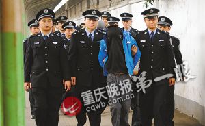 犯罪嫌疑人之一被警方抓捕回渝 警方供图