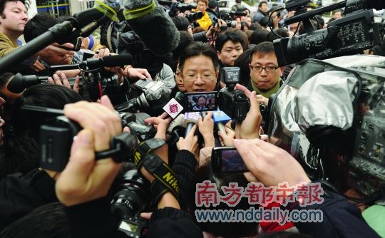 昨天庭审结束后，唯冠科技代理律师谢湘辉被记者包围。东方IC