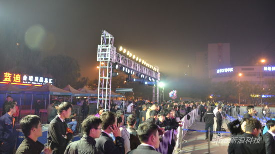 ���������ŵ��⣬��Ŀ���ֳ�Լ��200�����Ŷӵȴ�Surface����