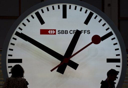 　这一时钟钟面是瑞士工程师汉斯・希尔菲克(Hans Hilfiker)于1944年设计的，目前所有权属于SBB。