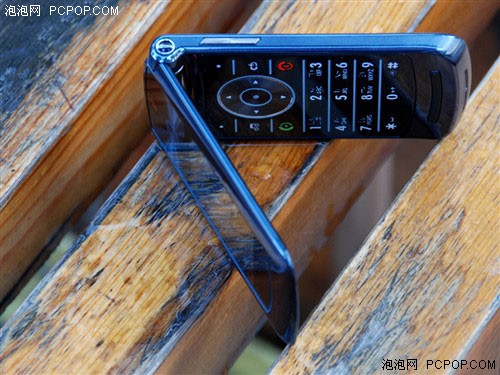 2G刀锋新旗舰!MOTO超薄翻盖V8又跳水