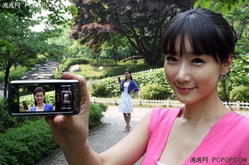 韩美女带你外拍三星推DC型手机W480