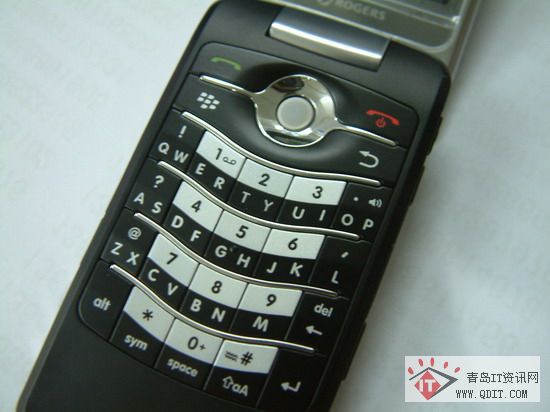 黑莓唯一翻盖机 黑莓8220智能手机仅售1380_