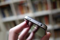 跌出一部中端机32GB无锁版iPhone4狂跌