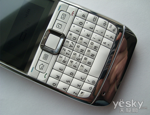 经典全键盘商务机 诺基亚E71售价1820元_手机