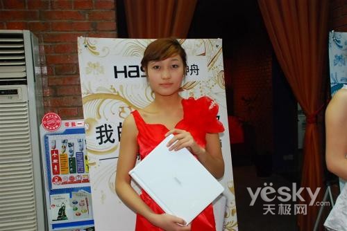 就是看美女模特穿着暴露发布会再起艳照门