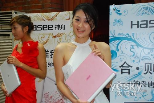就是看美女模特穿着暴露发布会再起艳照门