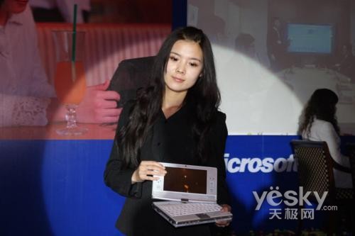 就是看美女模特穿着暴露发布会再起艳照门