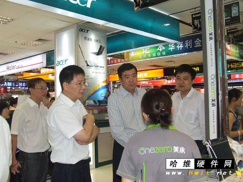 现场超High方正副总裁百脑汇签名售机_笔记本