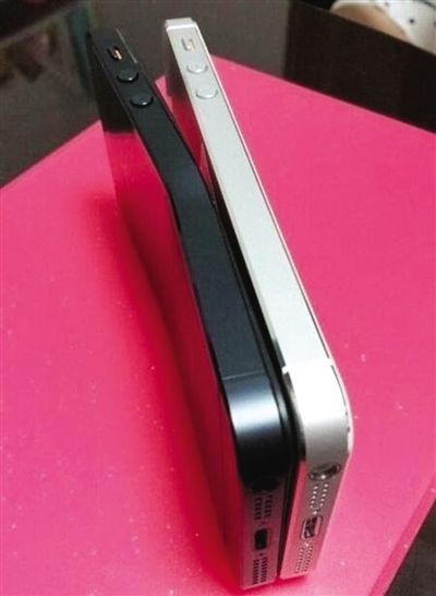 网友上传的图片中,弯曲的iPhone 5(左)与正常手机对比。