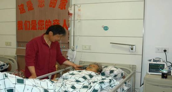 广东联通向抵穗就医灾区伤员赠送手机及话费