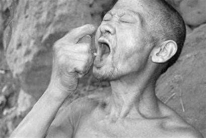 四川男子吃泥巴50年(图)