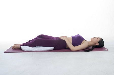 两腿弯曲与肩同宽,脚心贴地,脚尖朝前.两臂放于体侧,手心向下.