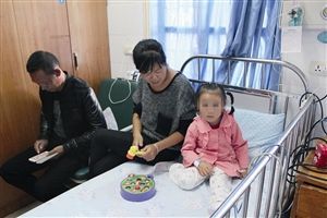 小朋友经过治疗后已恢复意识 实习生 邱一文 摄