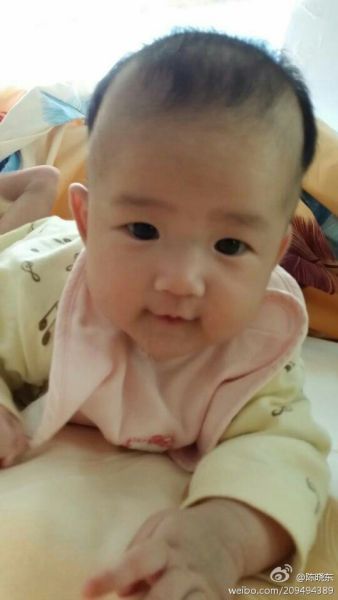 小宝贝皮肤白嫩