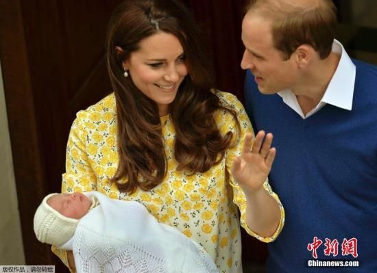 资料图片：英国剑桥公爵夫人凯特王妃在生产完公主不到10个小时后，抱着小公主与剑桥公爵威廉王子一同离开位于西伦敦的圣玛丽医院。