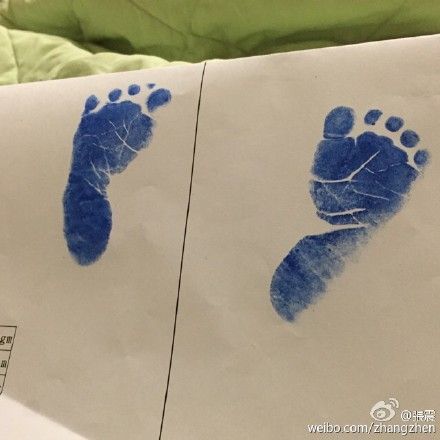 2015年3月10日，女儿出生，男神发了小脚印