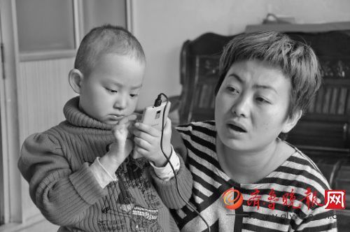 患怪病的马莹双耳失聪，全身骨骼也受到侵袭。