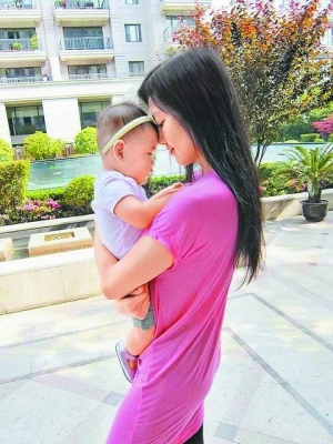 林熙蕾在上海抱着女儿散步，母女脸贴脸很温馨。