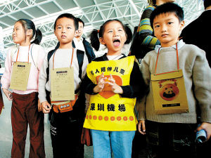 在深圳机场,无人陪伴儿童在空姐的带领下乘机