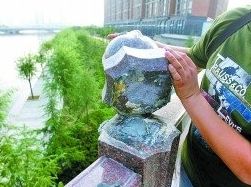 大桥上石柱头用胶水粘