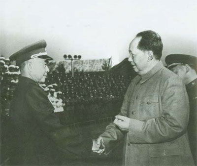 1959年9月，毛泽东会见国防委员会委员、中国人民解放军第二十一兵团司令员陈明仁上将。
