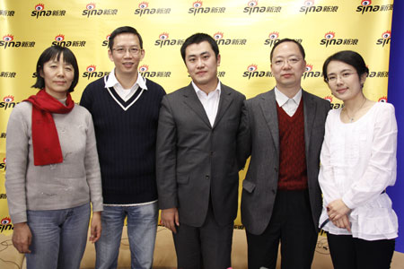 嘉宾吴晓波、脚印、孔二狗、孙力和主持人文坛合影 嘉宾吴晓波、脚印、孔二狗、孙力和主持人文坛合影