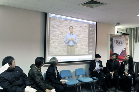 未能到场的“哈佛男孩”于智博通过视频向各位专家、读者带来问候