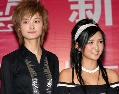 转载新浪读书:何洁:与李宇春通过超级女声被拴在一起